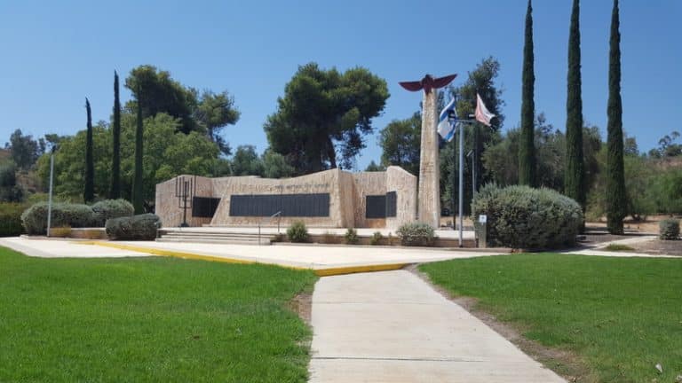 07-אנדרטת הצנחנים בתל נוף