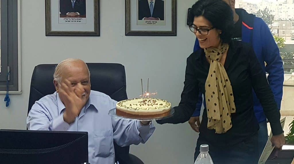 מזכירתו הרעיפה אהבה