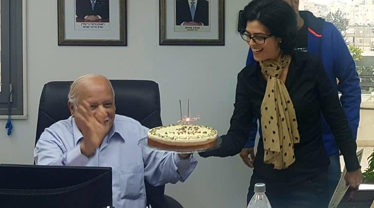 מזכירתו הרעיפה אהבה