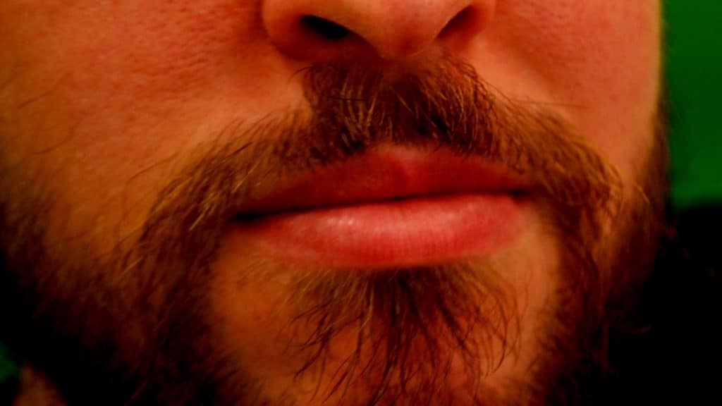 פנים שפתיים של גבר