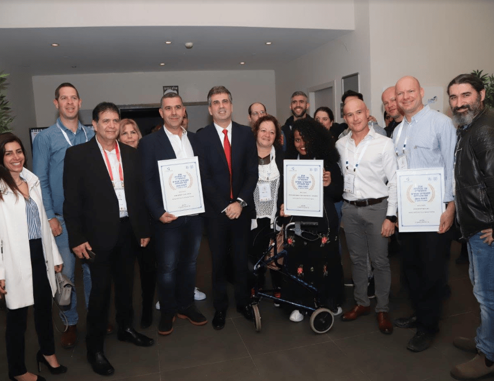 צילום ניר עצמון|אות הוקרה לטלפארמה - ההנהל עם שר הכלכלה אלי כהן