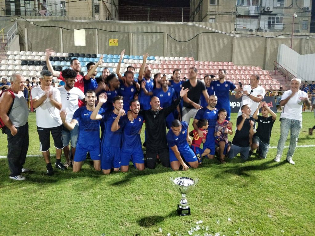 עירוני גדרה חוגגת עם הגביע (1)