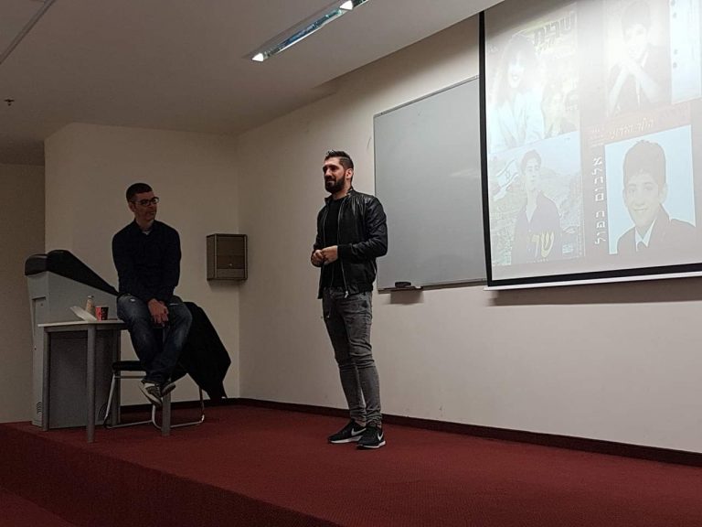 גם זמר וגם מרצה