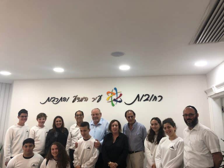 המחוננים נוסעים לייל