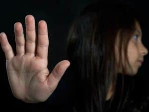 ילדה אלימות