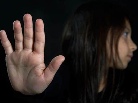 ילדה אלימות