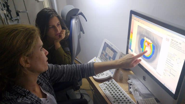 ליזט ומטופלת באמצע בדיקה (1)