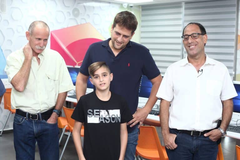 יניב ודני|חדר המחשבים טקס חנוכה