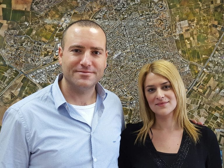 סגן ראש העיר מתן דיל וחברת המועצה יעל בק