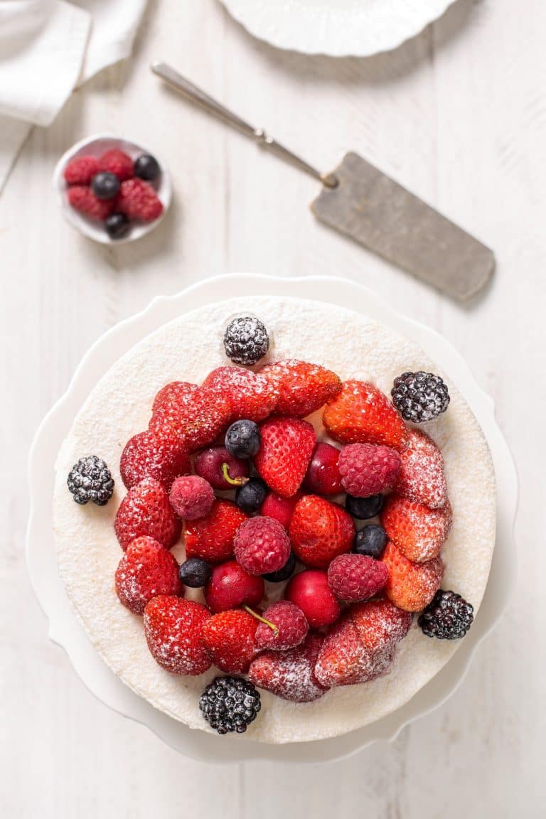 עוגת גבינה קרה עם וניל גרגירים ופירות יער של אסטלה מנהלת כיתת אומן לקונדיטוריה צלם אסף אמברם