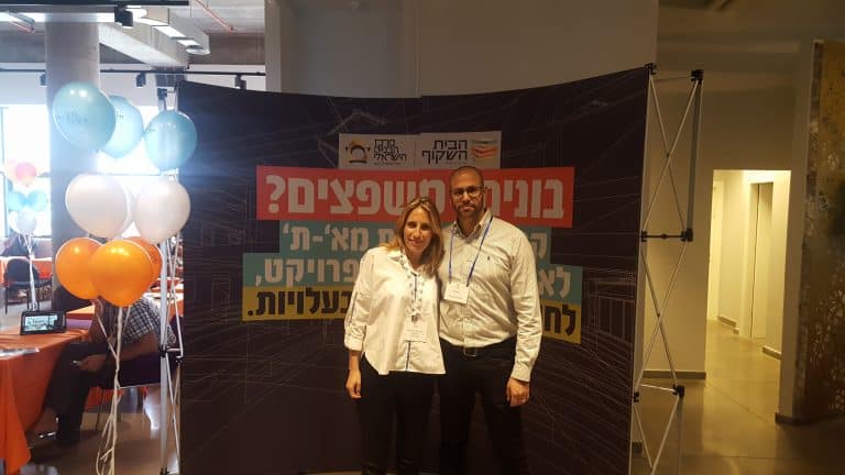 עידן הדר הרחובותי ואחת האדריכליות המובילות בישראל שירה מוסקל באירוע בחול המועד סוכעות