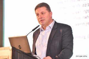 ראש העיר מציג את התקציב בפני מועצת העיר