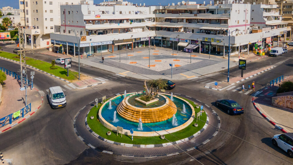 למה או - או כשאפשר גם וגם? כיכר על שם בר קופרשטיין, וכיכר אחרת על שם בני ובנות העיר שנפלו. רחבת כיכר הבנים, כדוגמה