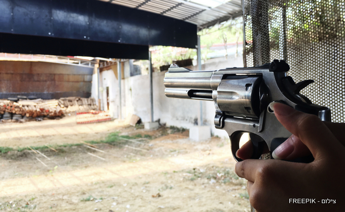 תושבים ממתינים לקבלת אישורי תושב לצורך בקשות לרישיון נשק