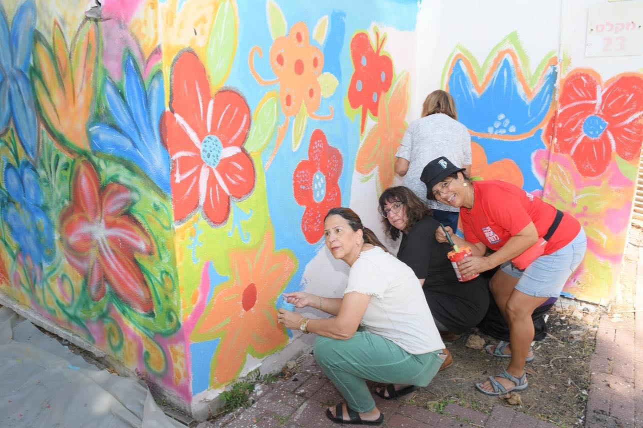 צביעת מקלטים בעיר. צילום: מתוך הפייסבוק של דויד שחר
