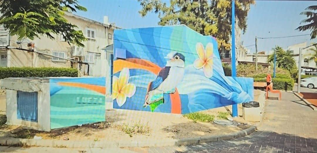 צביעת מקלטים בעיר. צילום: מתוך הפייסבוק של דויד שחר