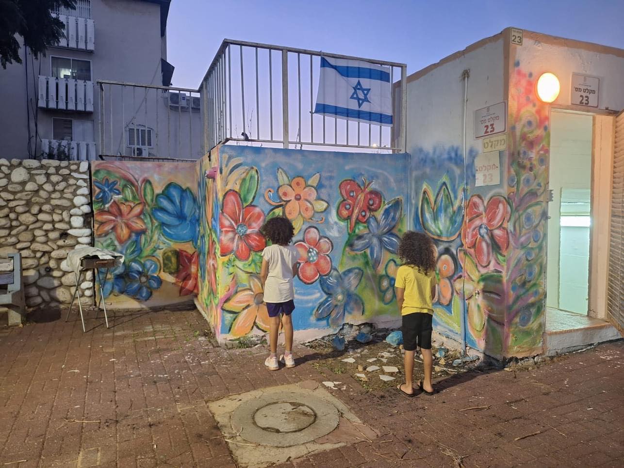 צביעת מקלטים בעיר. צילום: מתוך הפייסבוק של דויד שחר