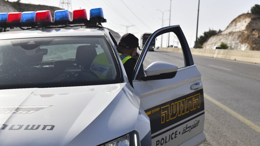 שוטרים במחסום בכניסה לעיר בדרום, בודקים כלי רכב במסגרת מבצע "סדר נחוש"