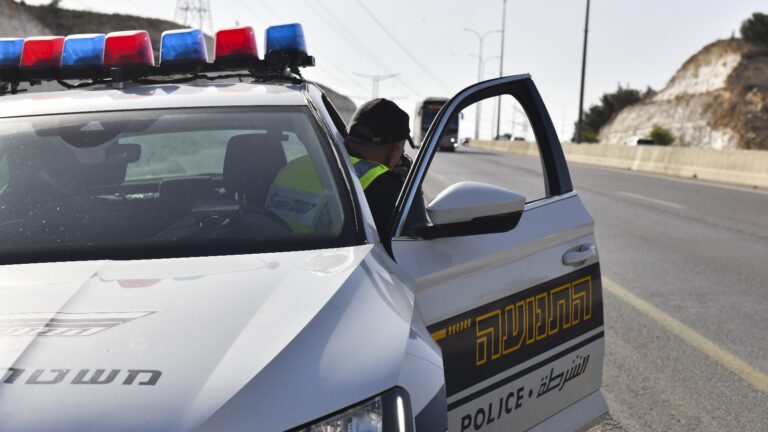 שוטרים במחסום בכניסה לעיר בדרום, בודקים כלי רכב במסגרת מבצע "סדר נחוש"