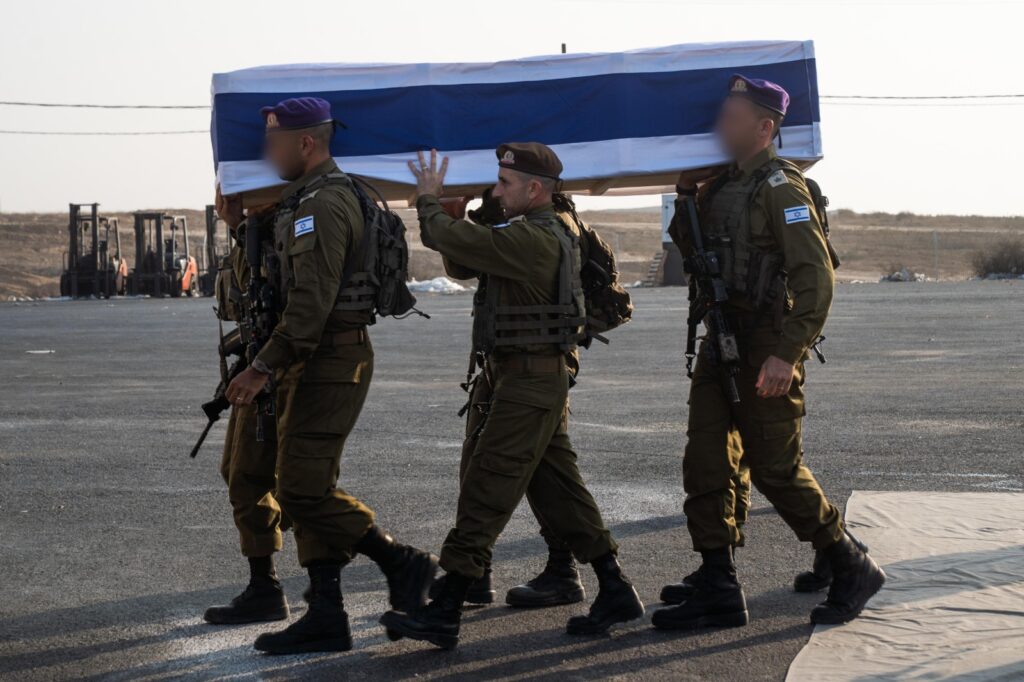 חבריו של גולדין נושאים אותו לתוך שטח ישראל אחרי החזרתו משבי חמאס