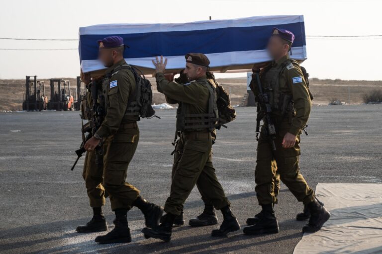 חבריו של גולדין נושאים אותו לתוך שטח ישראל אחרי החזרתו משבי חמאס