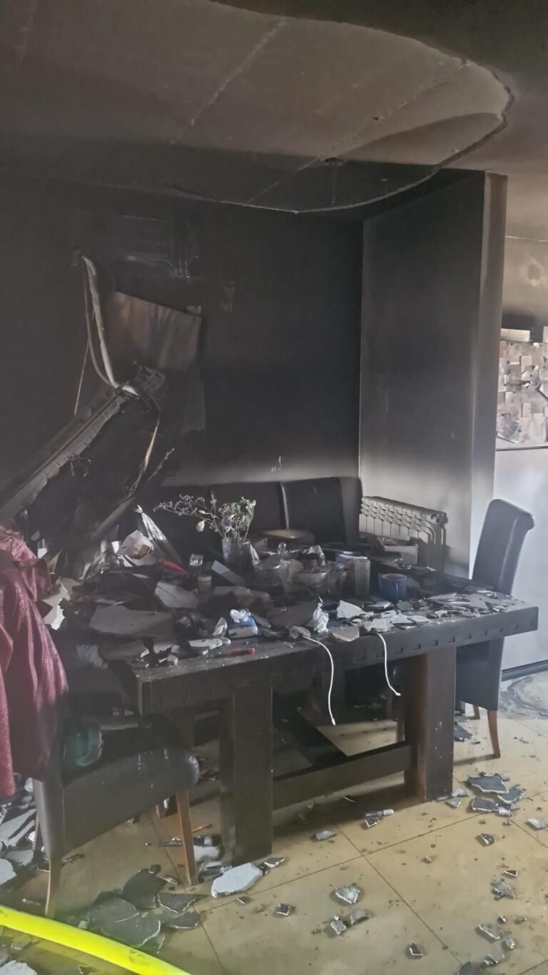 הדירה בה התחיל השריפה לאחר השתלטות על האש