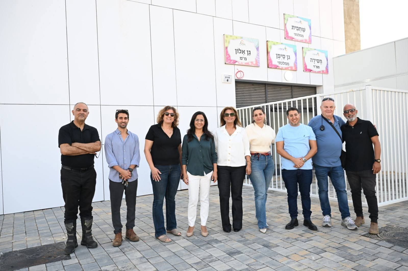 מתחם גנים חדש עם מתקני משחק וחצר ירוקה