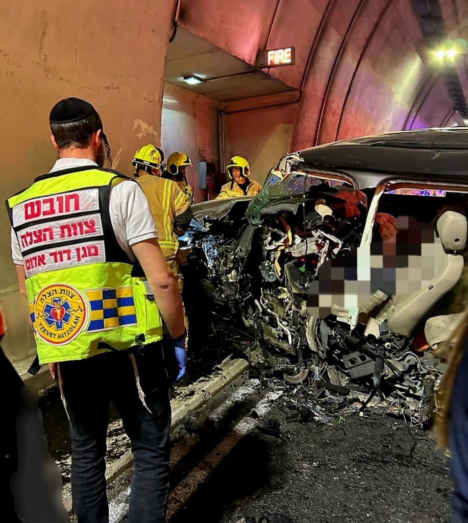 צוות הצלה במקום התאונה