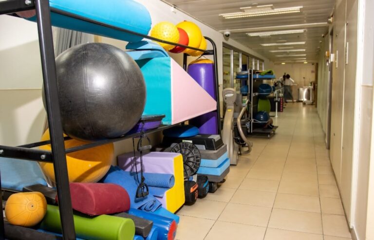 מתחם השיקום החלופי בבאר שבע - מיטות, ציוד טיפולי וצוות מסור הממשיך טיפול למרות הנזק מהטיל