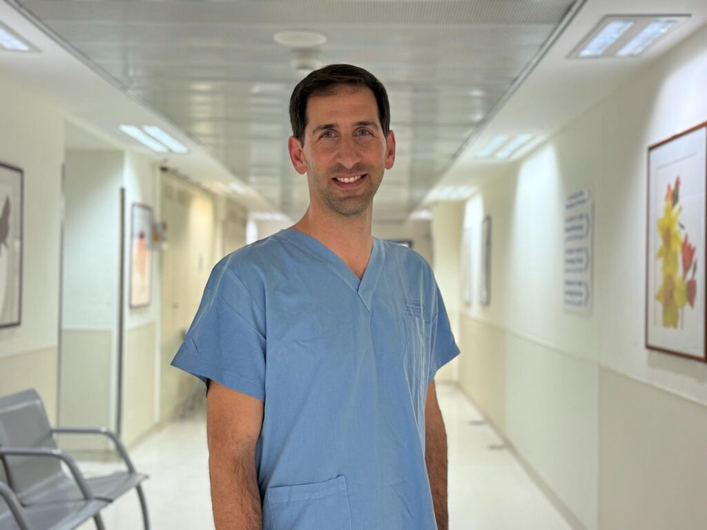 ד״ר ישי ווייל, מומחה לניתוחי קרנית בשערי צדק, בחדר טיפולים - מסביר על הסיכון בחדירת עיפרון לעין