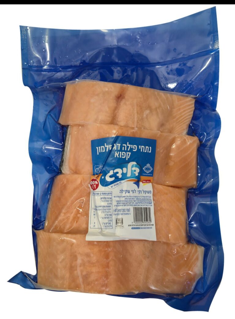 אריזות סלמון קפוא במקפיא סופרמרקט, הודעת ריקול מודפסת לצד המוצרים