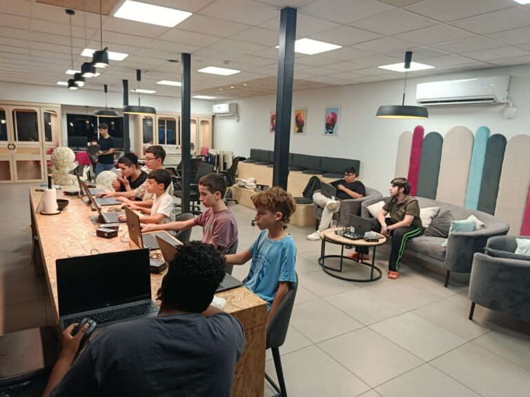 רגע של תקווה לעיר שנוגעת בעתיד