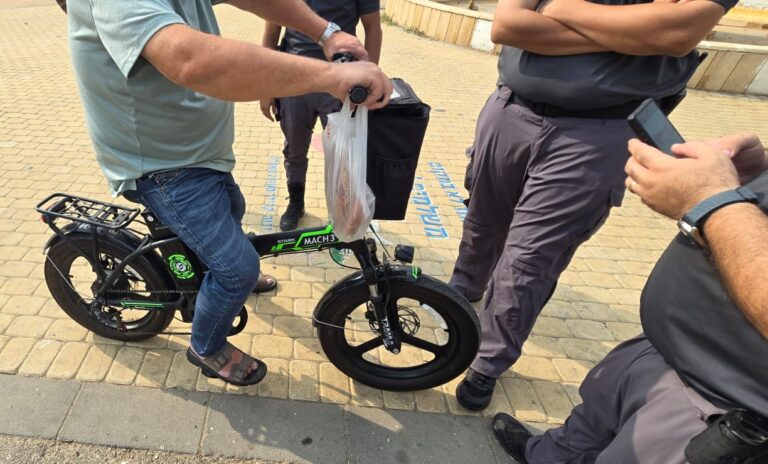 פקחי השיטור העירוני ביבנה בפעילות בשטח: דו"חות, החרמות וכלים חשמליים שהוחרמו במהלך המבצע