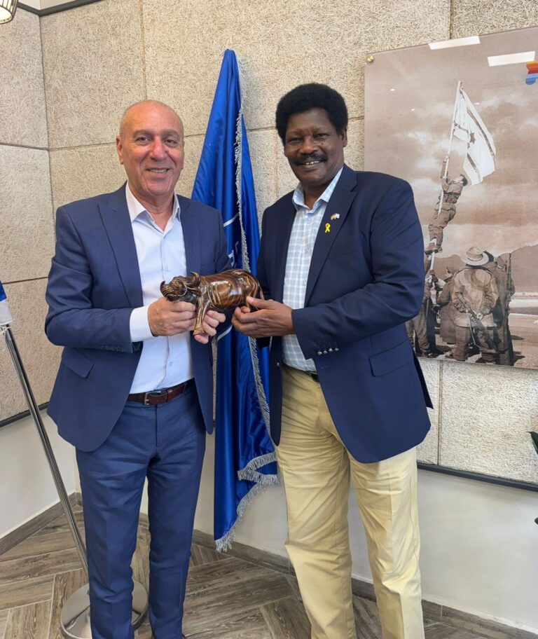 ראש עיריית אילת אלי לנקרי ושגריר קניה אלברט קנדגור מחליפים תשורות בביקור רשמי בעיר. רגע של דיפלומטיה חמה על חוף הים האדום