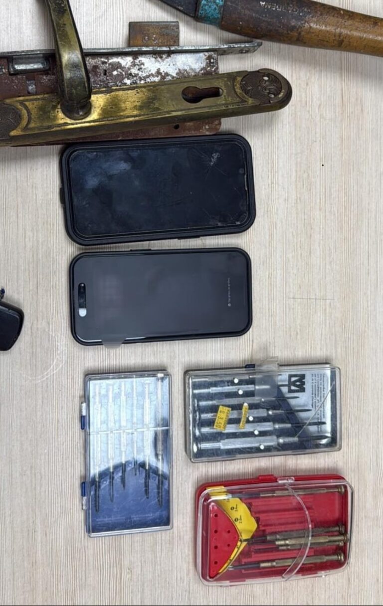 כלי הפריצה והרכוש שנתפסו בדירת ניצול השואה בצפון תל אביב, כפי שתועדו על ידי המשטרה