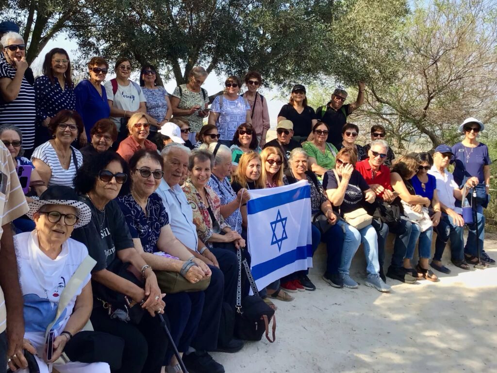 גמלאים מקריית גת מטיילים בגבעת תום ותומר במסגרת סיור היכרות של קק"ל – יום של טבע, היסטוריה וחברות