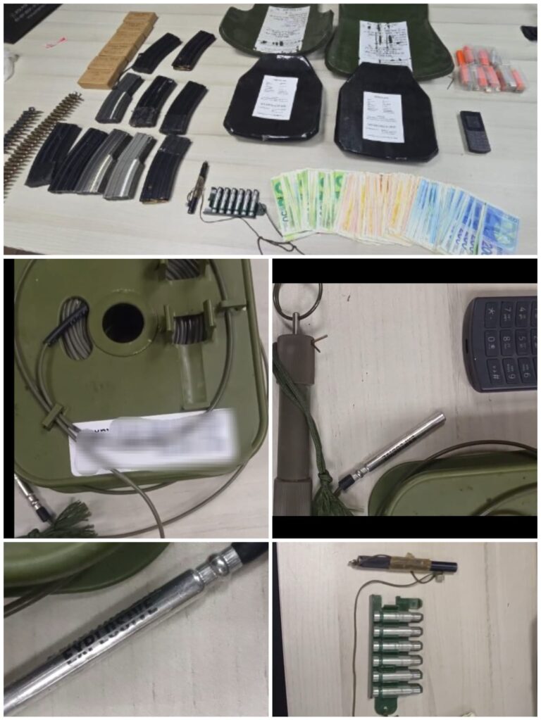 פריטי האמל"ח והתחמושת שנתפסו בביתו של החשוד מלוד שנעצר בחשד לדקירה מחוץ למועדון בתל אביב.