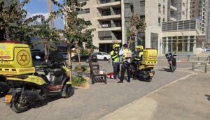צוותי מד״א בזירת הדקירה בשכונת גני יער בלוד, הבוקר