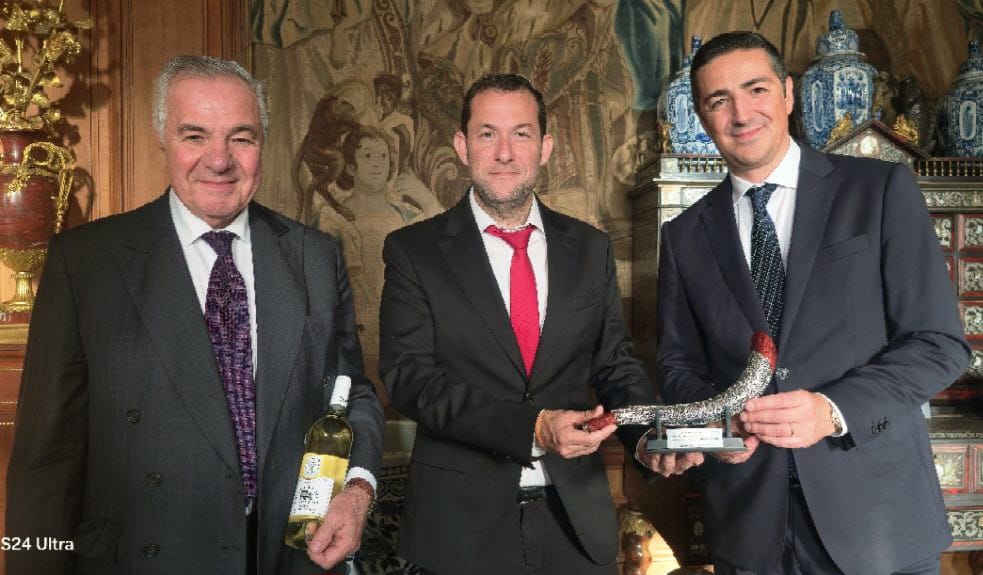 ראש מועצת שומרון יוסי דגן לצד נסיך בלגיה אדוארד דה ליני בארמון באנטואן, במהלך הפגישה הרשמית