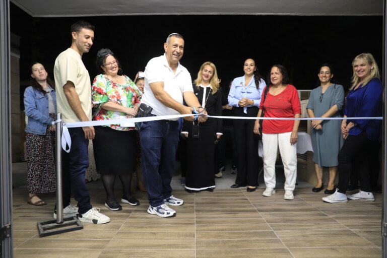 ראש העיר מיכל רוזנשיין גוזרת את הסרט לצד משפחות וילדים עם צרכים מיוחדים בטקס חנוכת הבית החדש בקריית אונו.