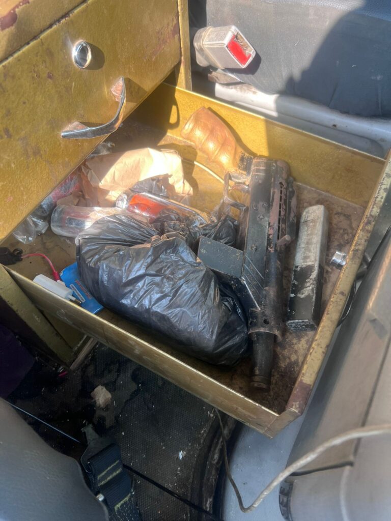 נשק, רימוני הלם ומטען צינור שנתפסו בשטח פתוח באזור התעשייה באשדוד. חבלני המשטרה בזירה