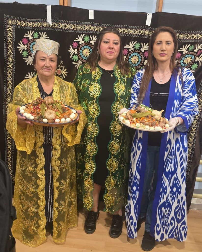 משתתפות תחרות האושפלוב באור יהודה מציגות מנות מסורתיות, לצד שולחנות צבעוניים ותלבושות בוכריות