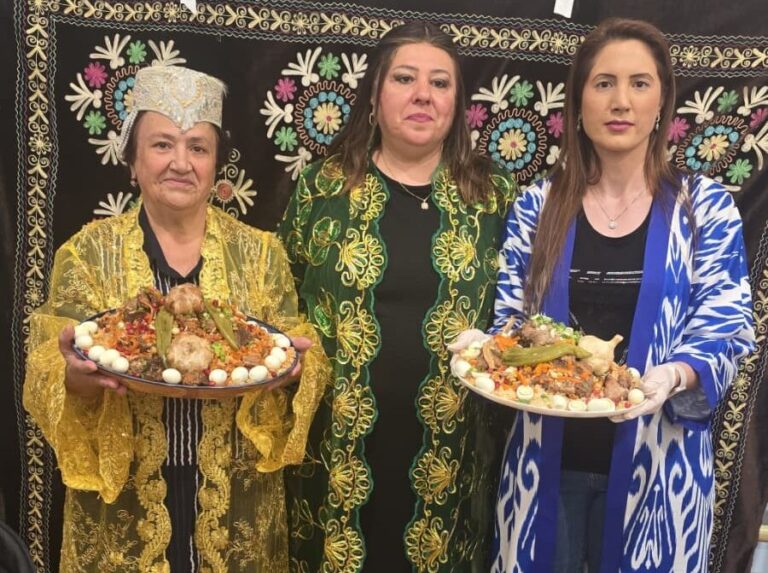 משתתפות תחרות האושפלוב באור יהודה מציגות מנות מסורתיות, לצד שולחנות צבעוניים ותלבושות בוכריות