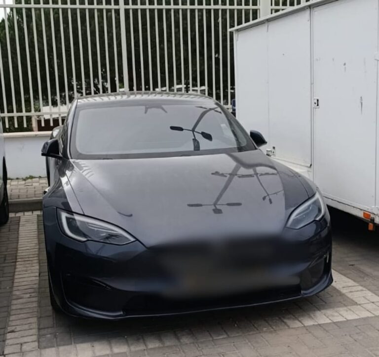 כסף מזומן, רכבי יוקרה וציוד קריפטו שנתפסו בבתיהם של שני האחים מקרני שומרון החשודים בסחיטת דמי חסות