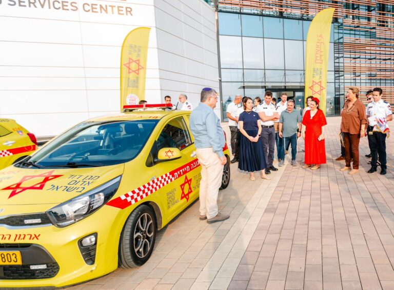 בני משפחתו של סגן דניאל מימון טואף ז״ל עומדים לצד רכב התגובה המהירה החדש שנושא את שמו, בטקס ההנצחה בקריית מד״א ברמלה