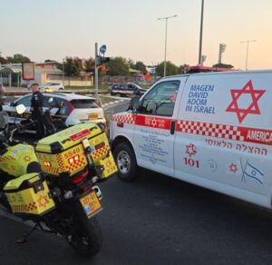 ניידות משטרה ואמבולנס עומדים על שדרות משה דיין; בוחני תנועה אוספים ממצאים על הכביש ליד אופניים מרוסקים