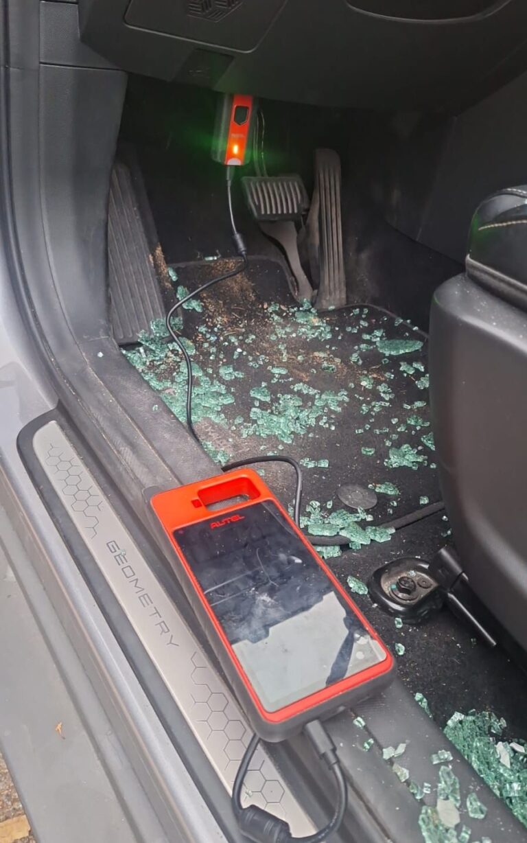 רכב שנעצר במחסום מבצעים לאחר מרדף קצר ובו רואים את הפריצה אליו