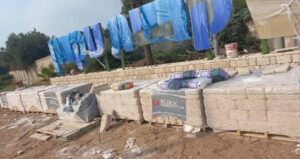 שלט הכניסה החדש בעבודות, צוות בשטח, תאורה וגינון בתהליך הקמה