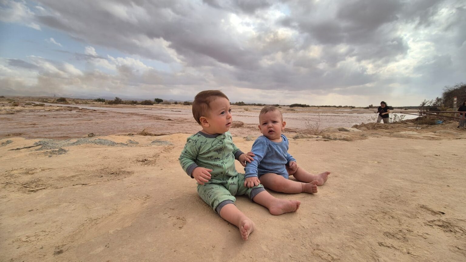 ערבה תיכונה: שיטפון ראשון בעונה - בלי גשם מקומי ועם שתי תינוקות מתרגשים ...