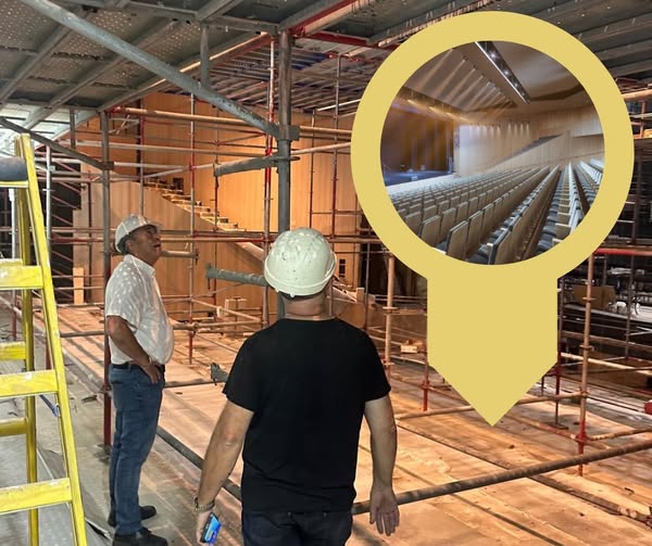 היכל תרבות חדש מואר מבפנים, חזית מודרנית ורחבה פתוחה - מקום שמזמין אנשים להיפגש ולחוות תרבות